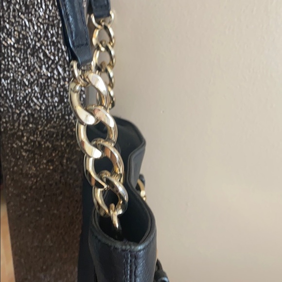 Micheal kors black and good crossbody - Picture 4 of 8